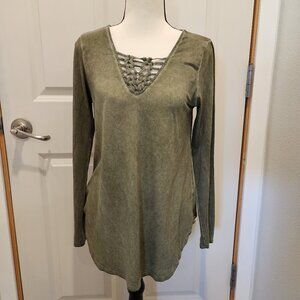 BKE Buckle Brand Woman's Long Sleeve V-Neck Stretchy Green Shirt, Size Small